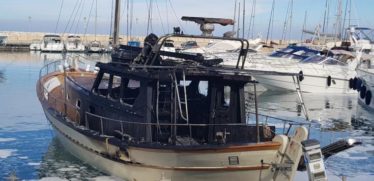 ΠΥΡΚΑΓΙΑ - ΛΑΤΣΙ: Τα αίτια που προκάλεσαν την φωτιά στο σκάφος - Κάηκαν και 15 χιλ. ευρώ 